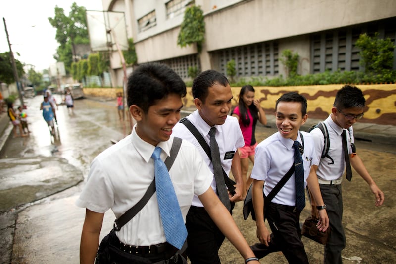 Um grupo de missionários caminha junto em uma rua nas Filipinas em 2025.