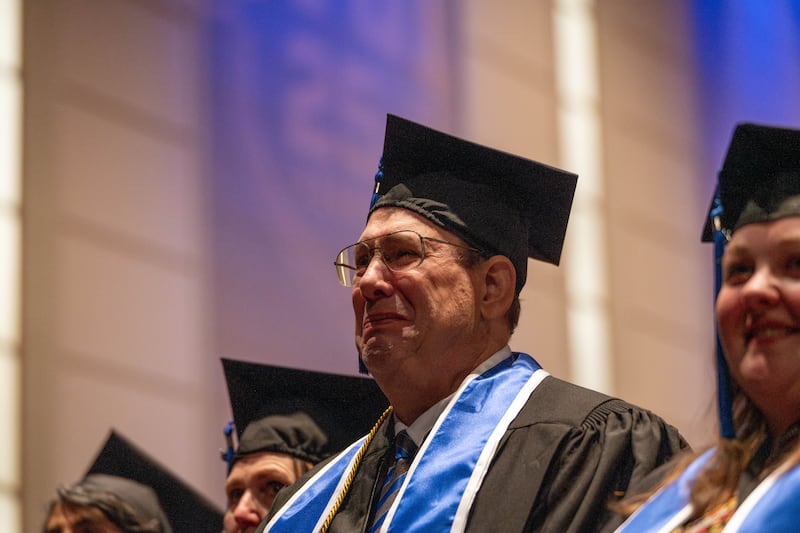 Graduados da BYU–Idaho se reúnem no BYU–I Center em Rexburg, Idaho, para a formatura realizada na quinta-feira, 18 de dezembro de 2025.