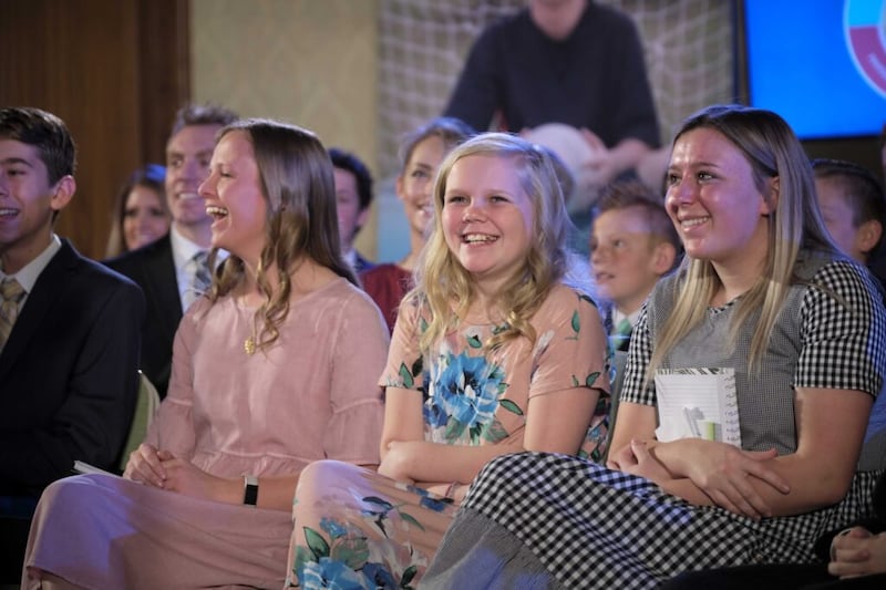 Jovens no evento Cara a Cara interagem com o Presidente Dallin H. Oaks, da Primeira Presidência, e com sua esposa, a irmã Kristen Oaks, que foi transmitido no domingo, dia 23 de fevereiro, 2020.