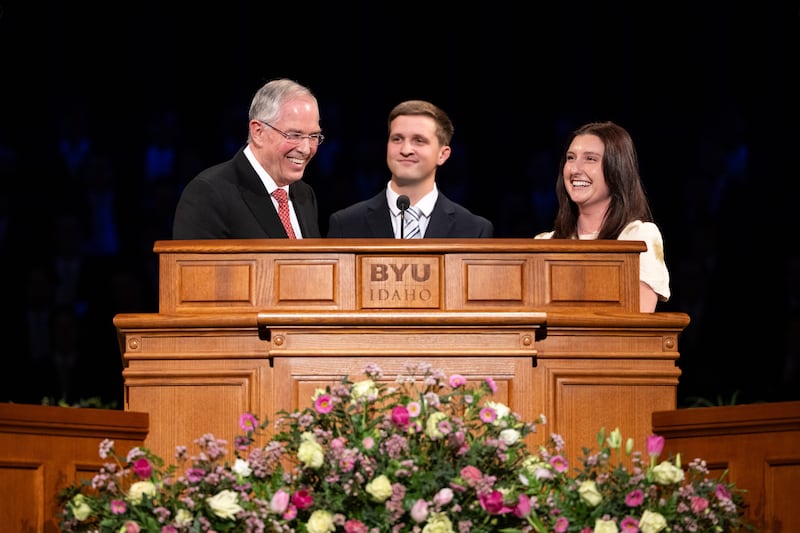 Estudantes da BYU–Idaho reúnem-se no BYU–I Center em Rexburg, Idaho, para ouvir o devocional com o Elder Neil L. Andersen do Quórum dos Doze Apóstolos no domingo, 22 de fevereiro de 2026.