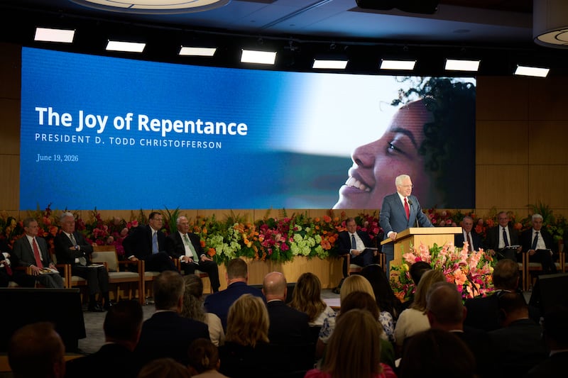 O presidente D. Todd Christofferson, segundo conselheiro na Primeira Presidência, discursa no Seminário para Novos Líderes de Missão de 2026 no Centro de Treinamento Missionário de Provo, em Provo, Utah, em 19 de junho de 2026.