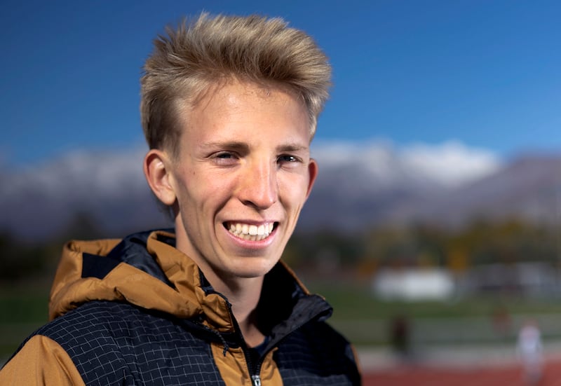Daniel Simmons, aluno do último ano da American Fork High School e corredor de cross-country, é fotografado na escola na quinta-feira, 26 de outubro de 2023. Simmons, um santo dos últimos dias, foi nomeado o Atleta do Ano do Gatorade National Boys Cross Country pelo segundo ano consecutivo, em 29 de janeiro de 2024.