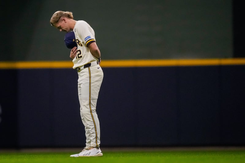 O meio-campista do Milwaukee Brewers, Cooper Pratt, fica em pé durante o hino nacional antes do Jogo 2 da série mundial do beisebol, sábado, 24 de outubro de 2026, em Milwaukee, Wisconsin, entre o Milwaukee Brewers e o Tampa Bay Rays.