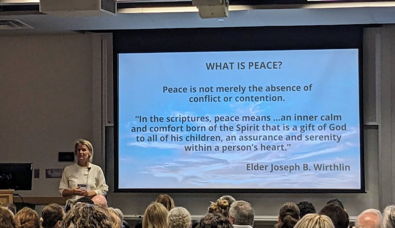 Emily de Schweinitz Taylor ensina como “Compreender as causas profundas do conflito para se encontrar a paz”, durante a Semana da Educação da BYU de 2023, na terça-feira, 22 de agosto.