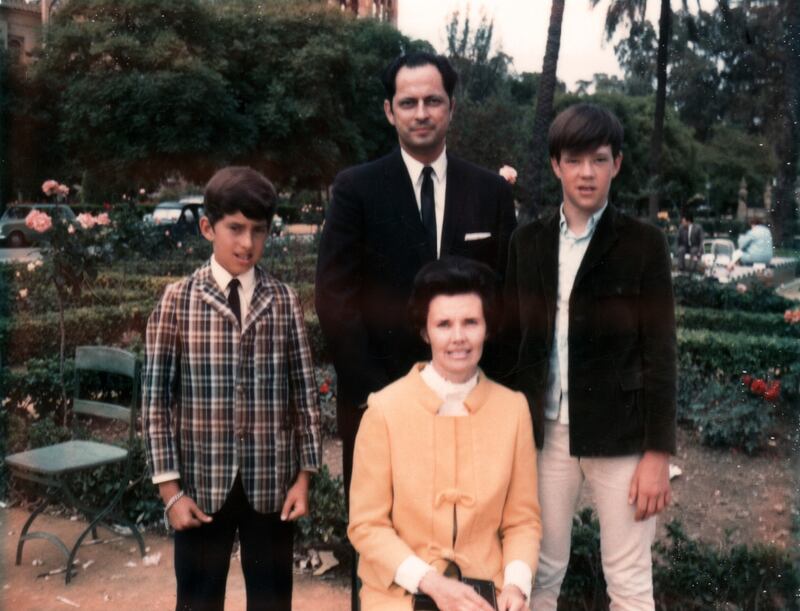 Robert Hales e Mary Hales, com seus filhos Stephen e David, por volta de 1975.