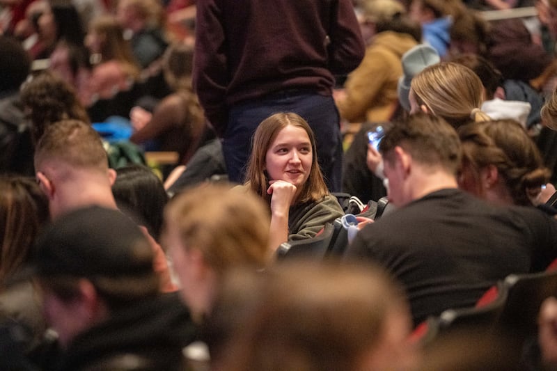 Estudantes se reúnem no I-Center no campus da BYU-Idaho em Rexburg, Idaho, para ouvir uma mensagem do devocional de Elder Clement M. Matswagothata, Setenta Autoridade Geral, na terça-feira, 10 de março de 2026.