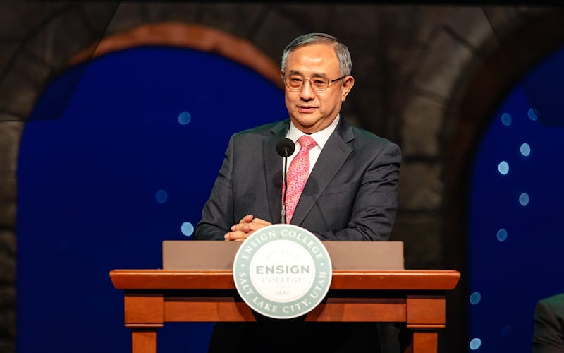 Élder Yoon Hwan Choi, Setenta Autoridade Geral, fala durante um devocional da Faculdade Ensign realizado no Teatro do Centro de Conferências no centro de Salt Lake City na terça-feira, 19 de novembro de 2024.