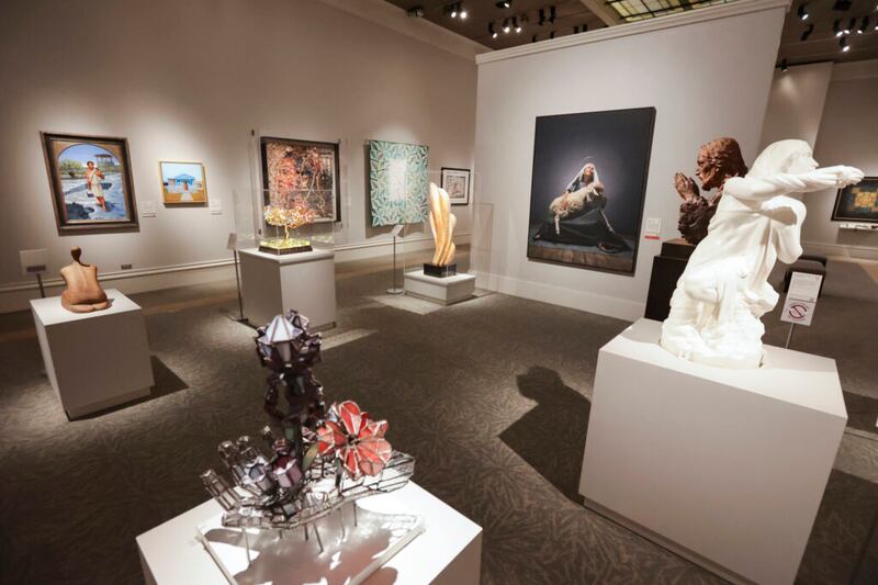 Obras de arte enviadas para o 12º Concurso Internacional de Arte são fotografadas no Museu de História da Igreja em Salt Lake City na quinta-feira, 9 de junho de 2022.