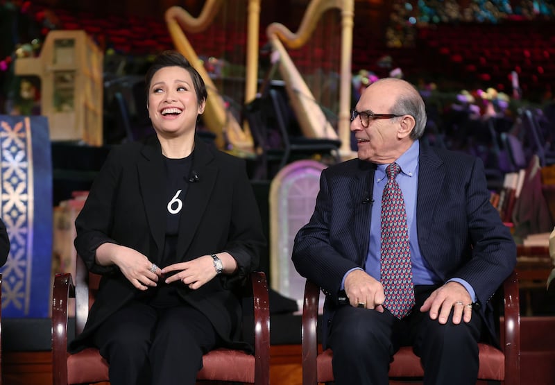 Lea Salonga e Sir David Suchet riem durante uma coletiva de imprensa para o Concerto de Natal do Coro do Tabernáculo, no Centro de Conferências em Salt Lake City, na sexta-feira, 16 de dezembro de 2022.