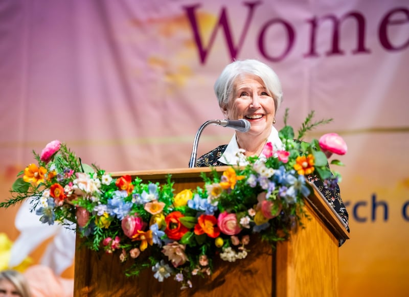 Irmã Neill F. Marriott fala durante a Conferência de Mulheres Fiéis & Amadas de 2026, realizada no sábado, 19 de setembro, na Universidade do Norte do Texas em Denton, Texas.