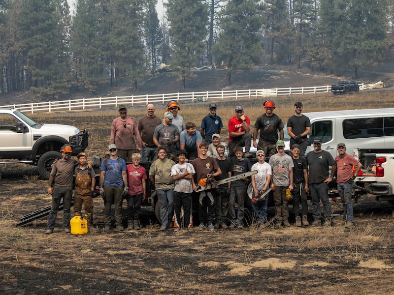 Rapazes e líderes do Stake Mount Spokane de Spokane, Washington fazem uma pausa para uma foto após ajudarem a limpar escombros de um bairro danificado por incêndios florestais em Spokane, Washington, na segunda-feira, 3 de agosto de 2026.