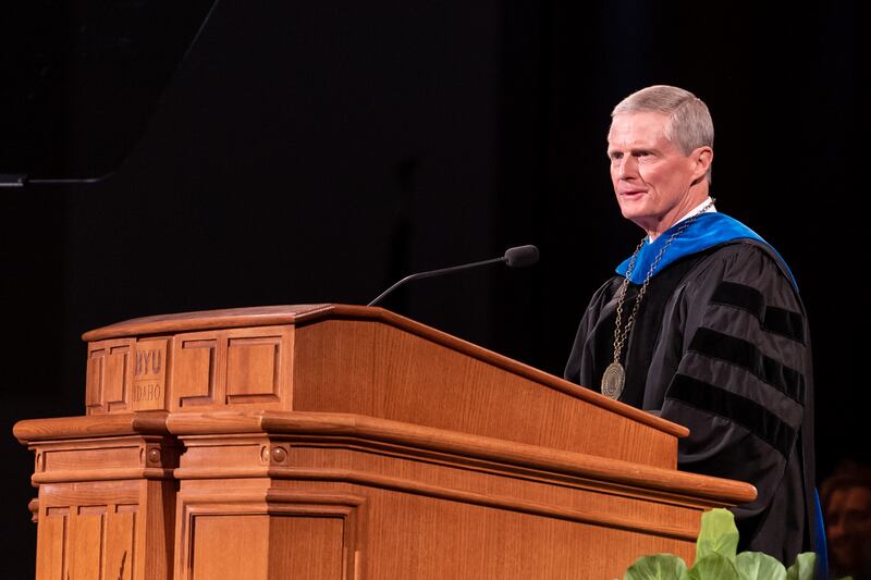 Élder David A. Bednar, do Quórum dos Doze Apóstolos, discursa durante a formatura da BYU-Idaho, realizada no Auditório do I-Center em Rexburg, Idaho, na quarta-feira, 19 de julho de 2023.