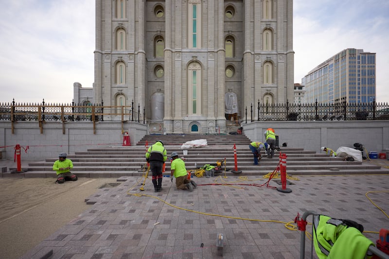 O trabalho de pavimentação em pedra está em andamento nas torres oeste do Templo de Salt Lake de A Igreja de Jesus Cristo dos Santos dos Últimos Dias na terça-feira, 21 de abril de 2026, em Salt Lake City.
