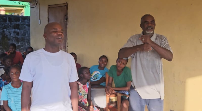 Jackson Suah, diretor de uma escola para deficientes visuais, fala durante uma cerimônia de doação em Monróvia, Liberia, em 25 de novembro de 2025.