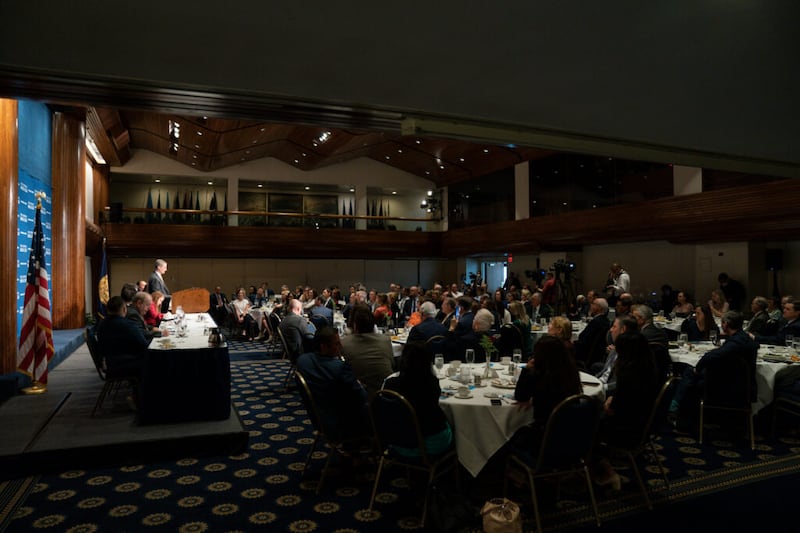 Élder David A. Bednar, membro do Quórum dos Doze Apóstolos de A Igreja de Jesus Cristo dos Santos dos Últimos Dias, discursa no National Press Club em Washington, D.C., na quinta-feira, 26 de maio de 2022.