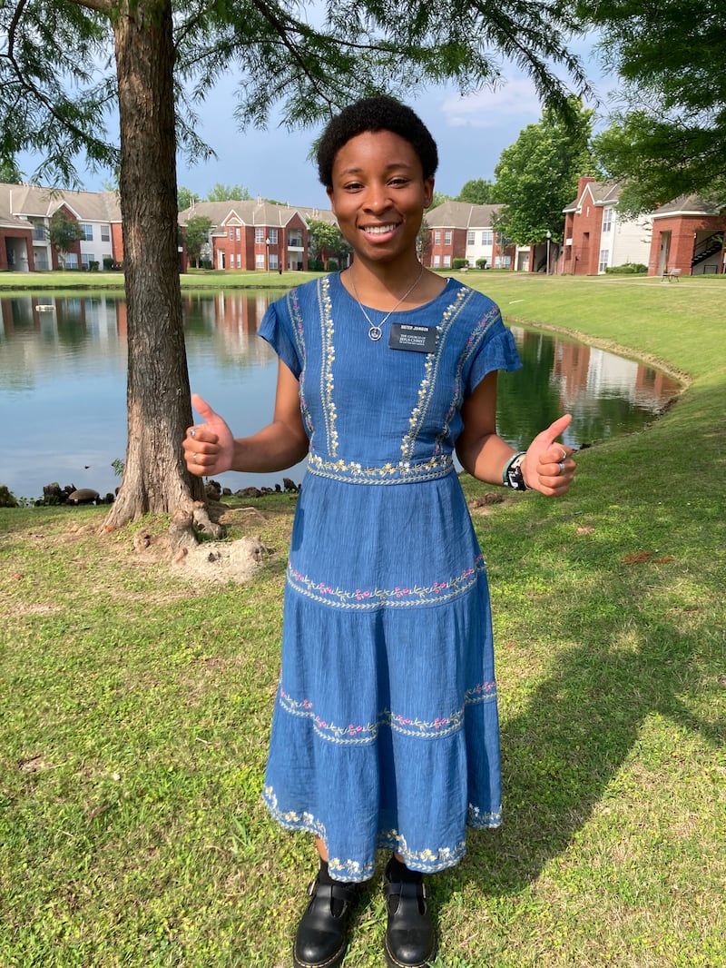 Síster Monica Johnson sorri para uma foto. A síster Johnson está servindo atualmente na Missão Alabama Birmingham.