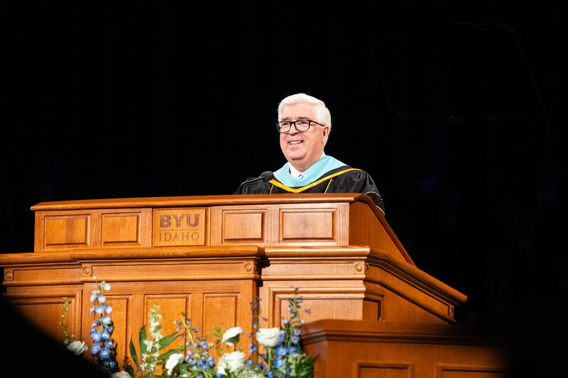 Elder José Teixeira, Setenta Autoridade Geral, discursa durante a cerimônia de formatura da BYU–Idaho na sexta-feira, 10 de abril de 2026, no BYU–I Center em Rexburg, Idaho.