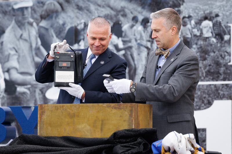 O Presidente da BYU C. Shane Reese e o Bibliotecário Universitário da BYU Rick Anderson abrem uma cápsula do tempo no Dia do Fundador, 16 de outubro de 2025, na Praça Brigham em Provo, Utah.