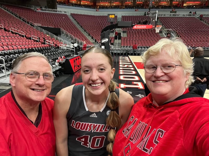 Josie Williams, de Louisville, com o bispo Eric Blackwell e sua esposa, Jen Blackwell, depois de um jogo de basquete universitário feminino.