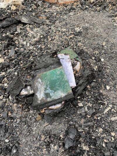 O que sobrou de um hinário queimado é visto no chão da sede da Estaca Cape Girardeau Missouri, após um incêndio ter destruído o edifício no dia 18 de abril de 2021.