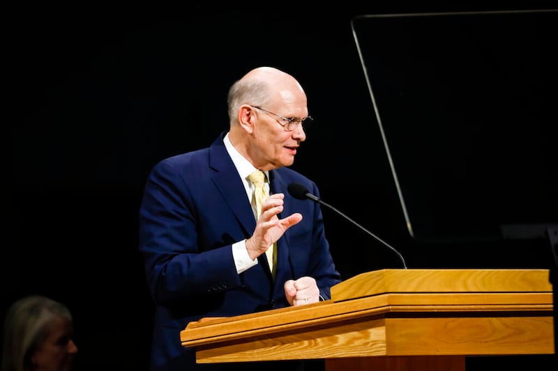 Élder Dale G. Renlund, do Quórum dos Doze Apóstolos, discursa durante um devocional no CTM em Provo, Utah, na terça-feira, dia 22 de março de 2022.