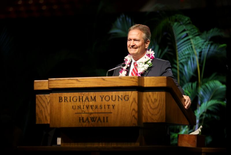 Élder K. Brett Nattress, Setenta Autoridade Geral e primeiro conselheiro na presidência da Área Pacífico, discursa para estudantes da BYU-Havaí durante um devocional no campus em Laie, Havaí, na terça-feira, dia 5 de outubro de 2021.
