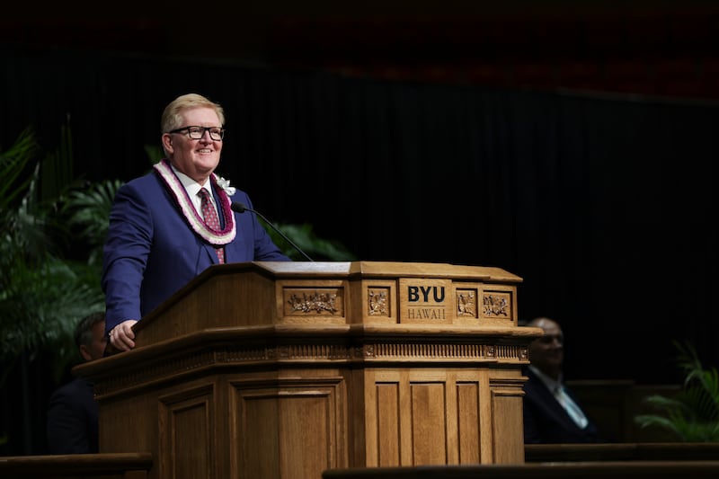 O Presidente R. Kelly Haws, presidente interino da BYU–Hawaii, fala durante o devocional no campus realizado no Cannon Activities Center em 13 de janeiro de 2026, em Laie, Hawaii.
