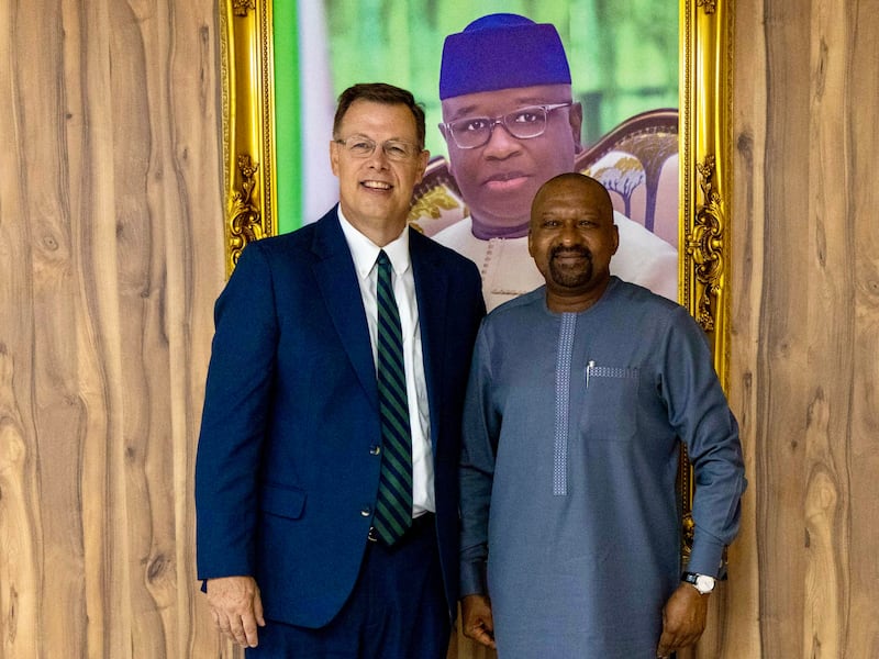 Élder Clark G. Gilbert do Quórum dos Doze Apóstolos, à esquerda, se coloca com o Vice-Presidente de Serra Leoa Mohamed Juldeh Jalloh em Freetown, Serra Leoa, na quarta-feira, 26 de agosto de 2026.