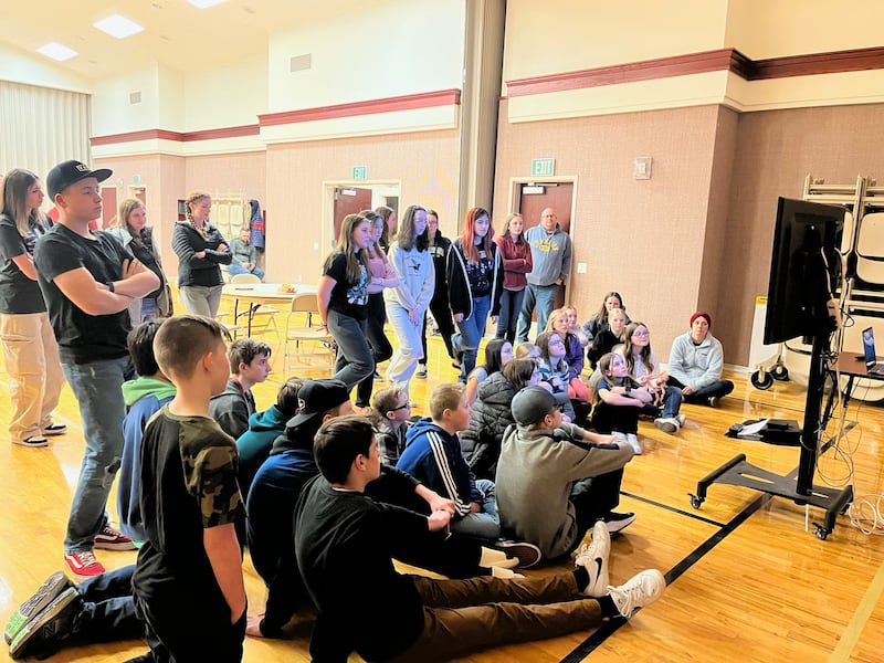 Rapazes e moças da Ala Rock Creek da Estaca Syracuse Utah Oeste, participam de uma noite “Strive To Be”, em 16 de fevereiro de 2023. A atividade foi elaborada para ajudar a motivar os jovens a estabelecerem metas e trabalharem em seu desenvolvimento pessoal, como parte do programa para crianças e jovens da Igreja.