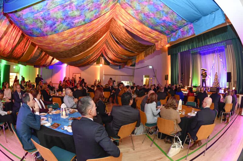 Convidados apreciam as apresentações, em um evento de inauguração da Exposição Internacional de Presépios na capela de Hyde Park em Londres, Inglaterra, em 1º de dezembro de 2022.