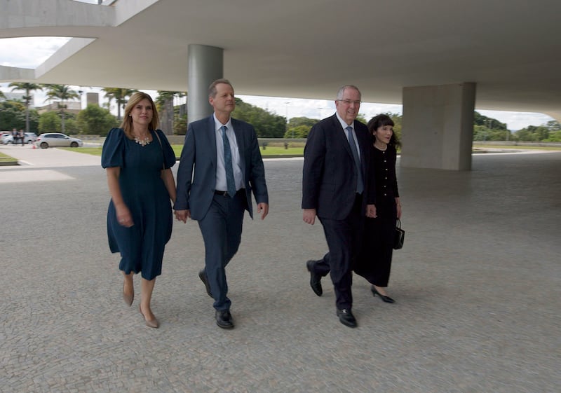 Élder Neil L. Andersen, do Quórum dos Doze Apóstolos, e a irmã Kathy Andersen, à direita, caminham até o Palácio do Planalto para se encontrarem com a primeira-dama do Brasil, Rosângela Lula da Silva, em Brasília, Brasil, na segunda-feira, 6 de março de 2023. À esquerda está a irmã Michele Koch e Élder Joni L. Koch.