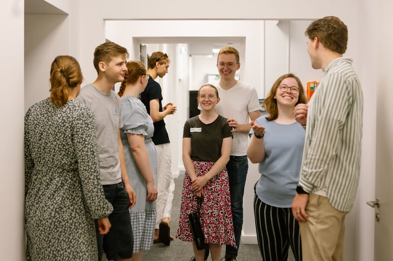 Adultos jovens se reúnem no novo Instituto de Religião de Frankfurt em Frankfurt, Alemanha, em 27 de junho de 2026.