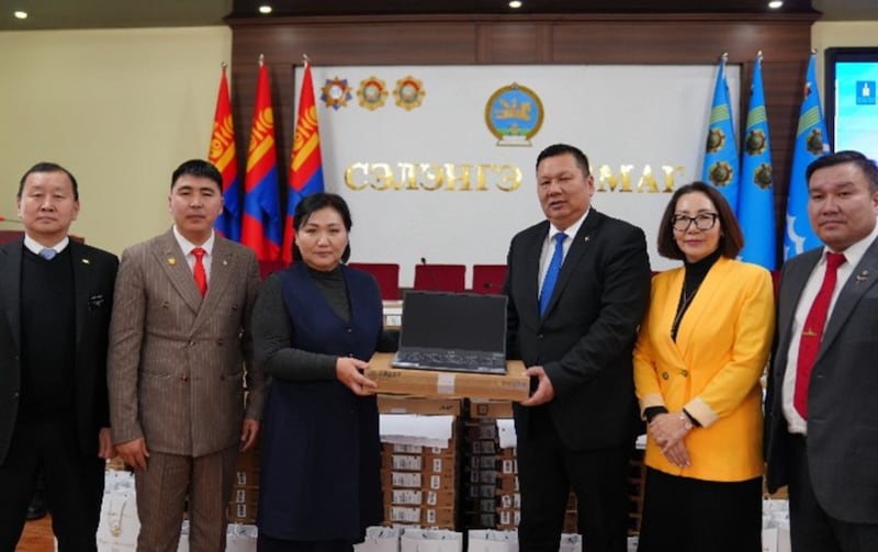 Tuvshinjargal Gombo, segundo da direita, em um evento de doação em colaboração com o Ministério da Educação, Cultura e Ciência e o Ministério das Relações Exteriores, onde doaram 1.000 laptops para 95 escolas na Mongólia em 2024.
