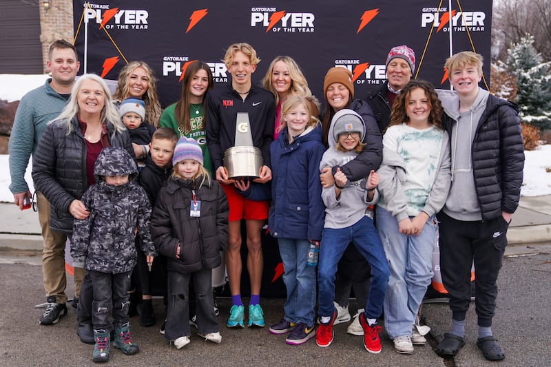 Daniel Simmons, um santo dos últimos dias de American Fork, Utah, foi nomeado o Atleta do Ano do Gatorade National Boys Cross Country de 2022-2023, na terça-feira, 7 de fevereiro de 2023. Ele é visto aqui com familiares e amigos.