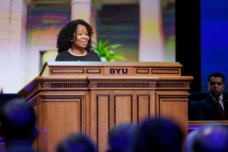 Ruth L. Okediji, professora na Faculdade de Direito de Harvard, fala em um fórum da BYU no Marriott Center em Provo, Utah, na terça-feira, 30 de janeiro de 2024.