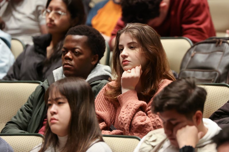Participantes escutam Bispo W. Christopher Waddell, primeiro conselheiro no Bispado Presidente, no devocional semanal da Ensign College, realizado no Teatro do Centro de Conferências em Salt Lake City na terça-feira, 23 de janeiro de 2024.