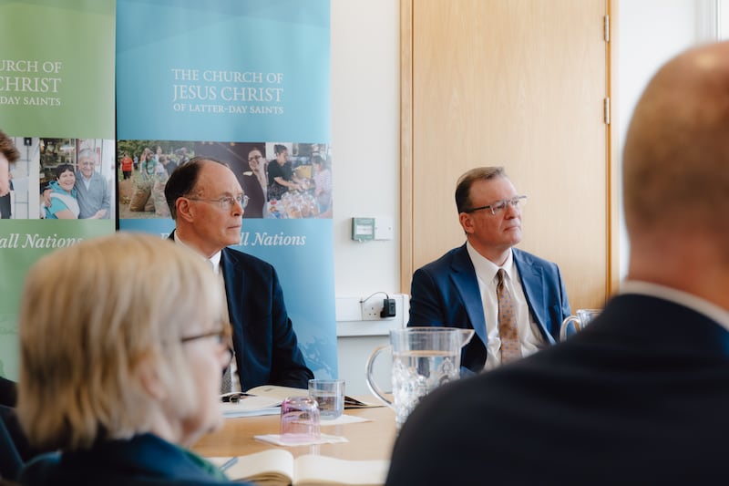 O Bispo Presidente W. Christopher Waddell, à esquerda, lidera uma discussão em mesa-redonda sobre como cuidar dos necessitados ao redor do mundo com os líderes de organizações humanitárias de Londres, Inglaterra, na segunda-feira, 23 de março de 2026.