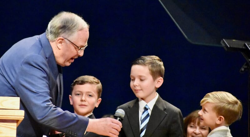 Élder Neil L. Andersen visita com vários de seus netos durante um devocional do Dia de Ação de Graças no Centro de Treinamento Missionário de Provo no dia 28 de novembro, 2019, em Provo, Utah.