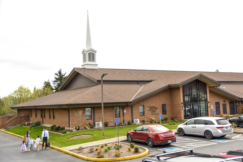 O Centro de Estaca Marysville Washington de A Igreja de Jesus Cristo dos Santos dos Últimos Dias é retratado.