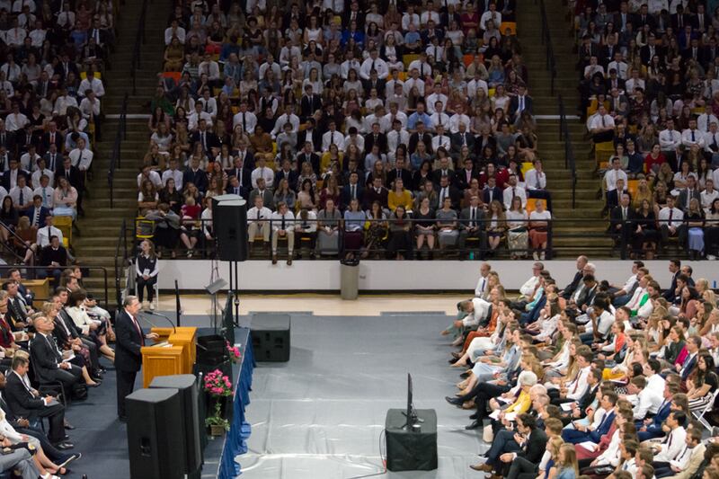 O élder Jeffrey R. Holland, do Quórum dos Doze Apóstolos, fala em um devocional da Universidade Estadual de Utah patrocinado pelo Instituto de Religião de Logan em 22 de setembro de 2019. O Dee Glen Smith Spectrum ficou lotado até a capacidade máxima.