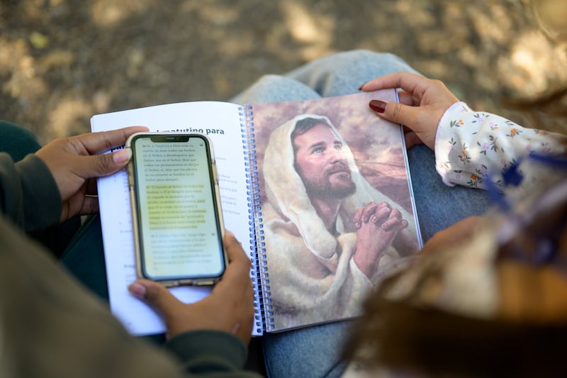 Os jovens estudam as escrituras e os ensinamentos de Jesus Cristo durante uma conferência de Para o Vigor da Juventude de Chile em 10 de fevereiro de 2026.