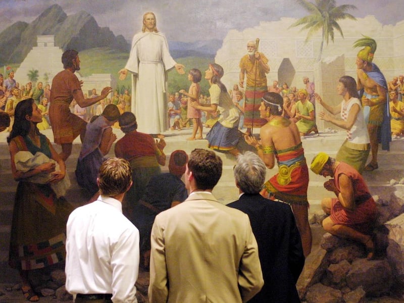 Duas pessoas admiram a pintura \"Cristo Visita as Américas\" de John Scott no Conference Center em março de 2001.
