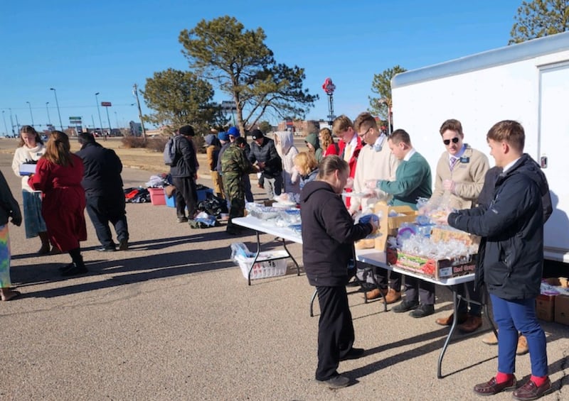Missionários e voluntários da Estaca Pueblo Colorado e de outras religiões, se preparam para servir uma refeição quente aos necessitados em Pueblo, Colorado, em 25 de dezembro de 2023.