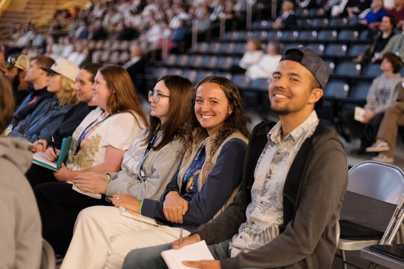 Jovens adultos dos Santos dos Últimos Dias se reúnem no ICCU Arena no campus da University of Idaho em Moscow, Idaho, para ouvir um devocional comemorativo "100 anos do instituto" no sábado, 26 de setembro de 2026.