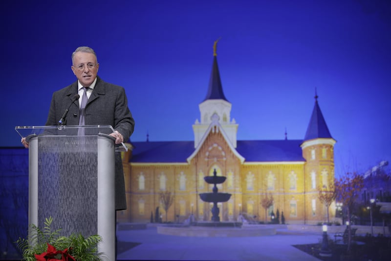 Élder Ulisses Soares, do Quórum dos Doze Apóstolos, discursa para estudantes da BYU reunidos no Marriott Center em Provo, Utah, na terça-feira, 6 de dezembro de 2022.