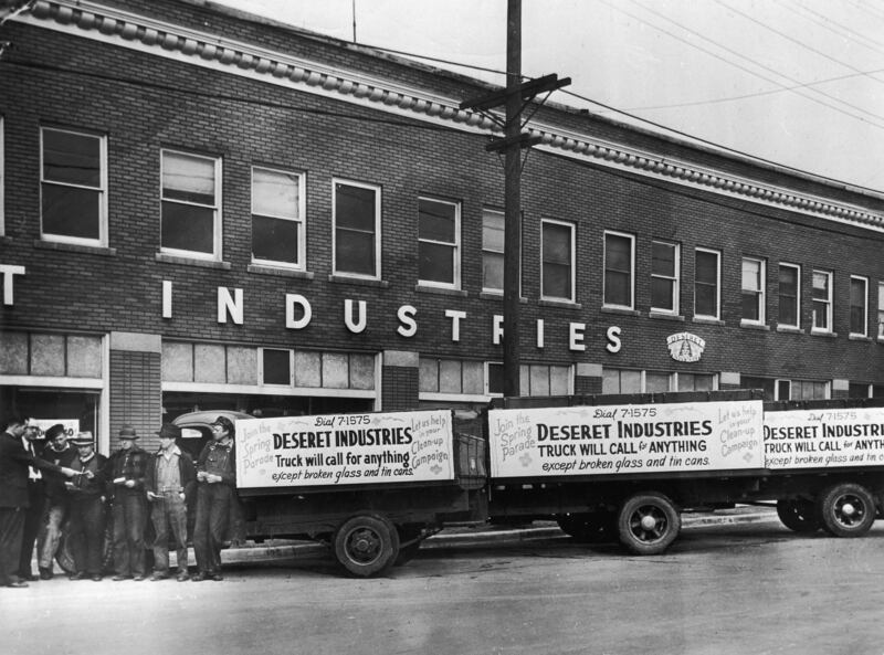 Stewart B. Eccles, gerente das Indústrias Deseret, instrui motoristas de caminhão na loja das Indústrias Deseret em Sugarhouse, Salt Lake City, em 1941.