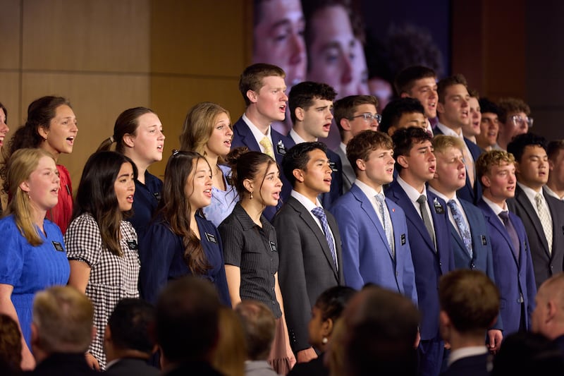 Um coro de missionários de tempo integral canta durante a sessão de domingo pela manhã do Seminário para Novos Líderes de Missão de 2026.
