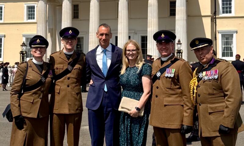 O Capelão Cap. Timothy Farrant, segundo a partir da esquerda, e o Capelão Cap. Jonathan Bleakley, segundo a partir da direita, tornaram-se os primeiros dois capelães de Santos dos Últimos Dias do Exército Britânico na Royal Military Academy Sandhurst em Berkshire, Inglaterra, no sábado, 18 de julho de 2026. Também retratados estão Catherine Gillham, à extrema esquerda; Élder Robert F. Schwartz, um Setenta Autoridade Geral, e sua esposa, Irmã Amy Schwartz, no meio; e Richard Smith, à extrema direita.