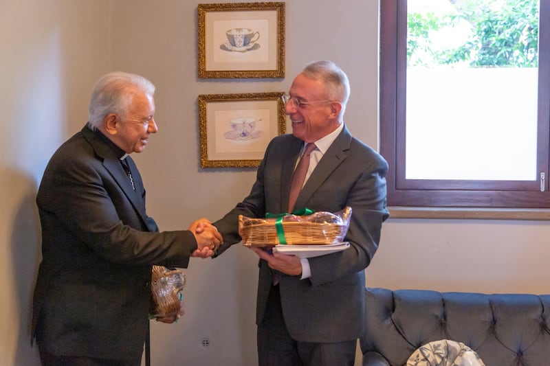 Élder Ulisses Soares do Quórum dos Doze Apóstolos, à direita, aperta a mão do Bispo Ramón Castro, presidente da Conferência dos Bispos Católicos Mexicanos e bispo de Cuernavaca, na Cidade do México, México, na sexta-feira, 28 de agosto de 2026.