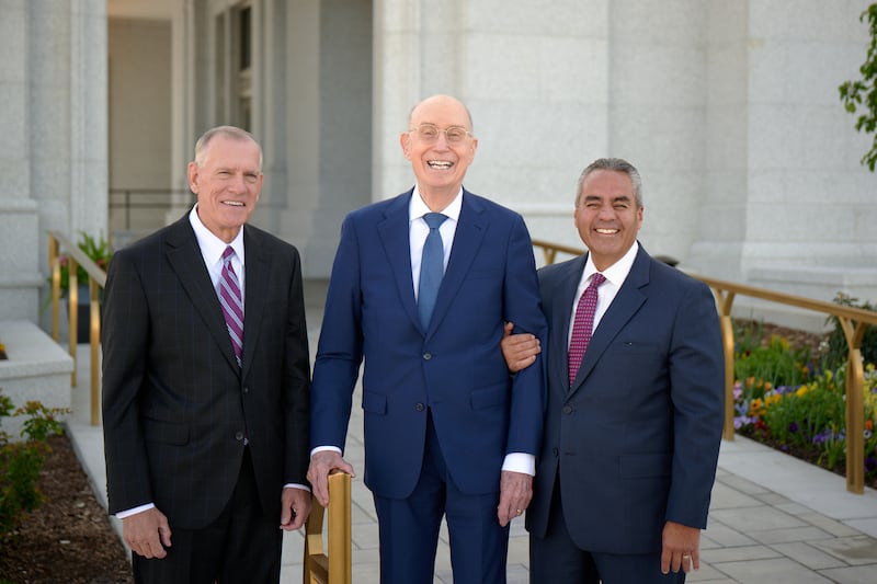 O Presidente Henry B. Eyring, primeiro conselheiro de de Primeira Presidência, está acompanhado à esquerda pelo Elder Steven R. Bangerter, Setenta Autoridade Geral e diretor executivo do Departamento de Templos da Igreja, e à direita pelo Elder Jorge T. Becerra, Setenta Autoridade Geral e membro da presidência da Área de Utah, antes da dedicação do Templo de Lindon Utah no domingo, 3 de maio de 2026.